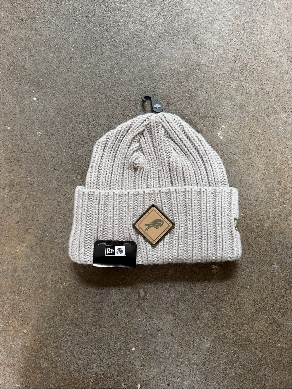 NWT New Era Cap Cuffed Knit Applique Beanie Buffalo Bills NFL in Light Beige OS